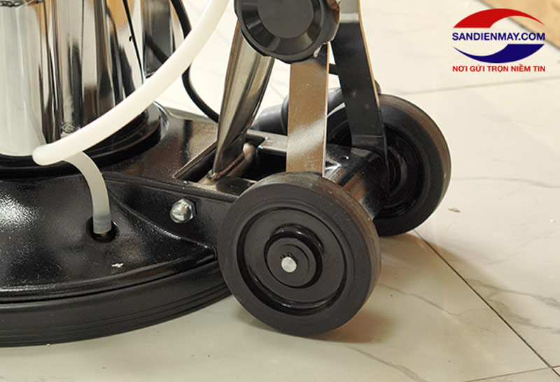 Bánh xe được đặt phía dưới thân máy của máy chà sàn đơn